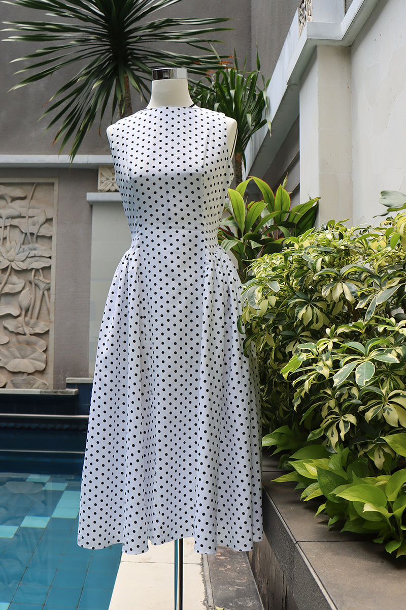 amy midi dress The Amy Belted Trim Midi Dress combines a flowing silhouette with a faux-leather belt for a touch of flattering contrast. Ideal for picnic parties, birthdays, and dinner outings. For a shorter style,